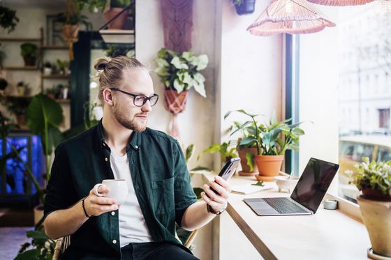 Freelancer sucht auf Laptop im Café passende Versicherung der VdP