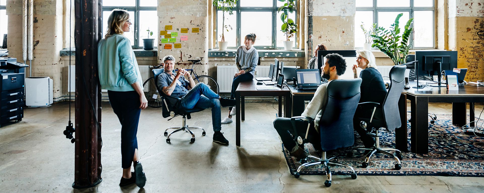 Team kommt im Office zu einer Besprechung zusammen.