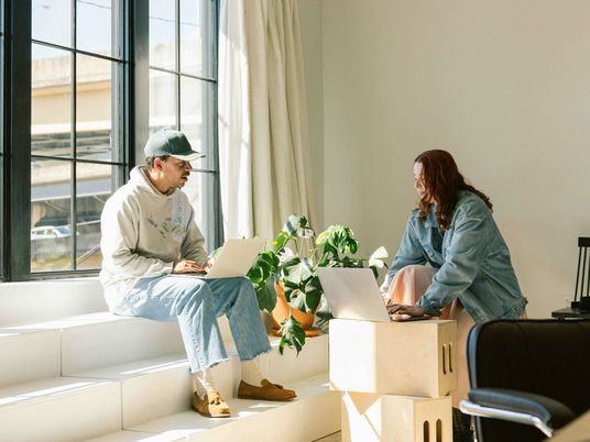 ein-mann-und-eine-frau-sitzen-auf-einem-fensterbrett