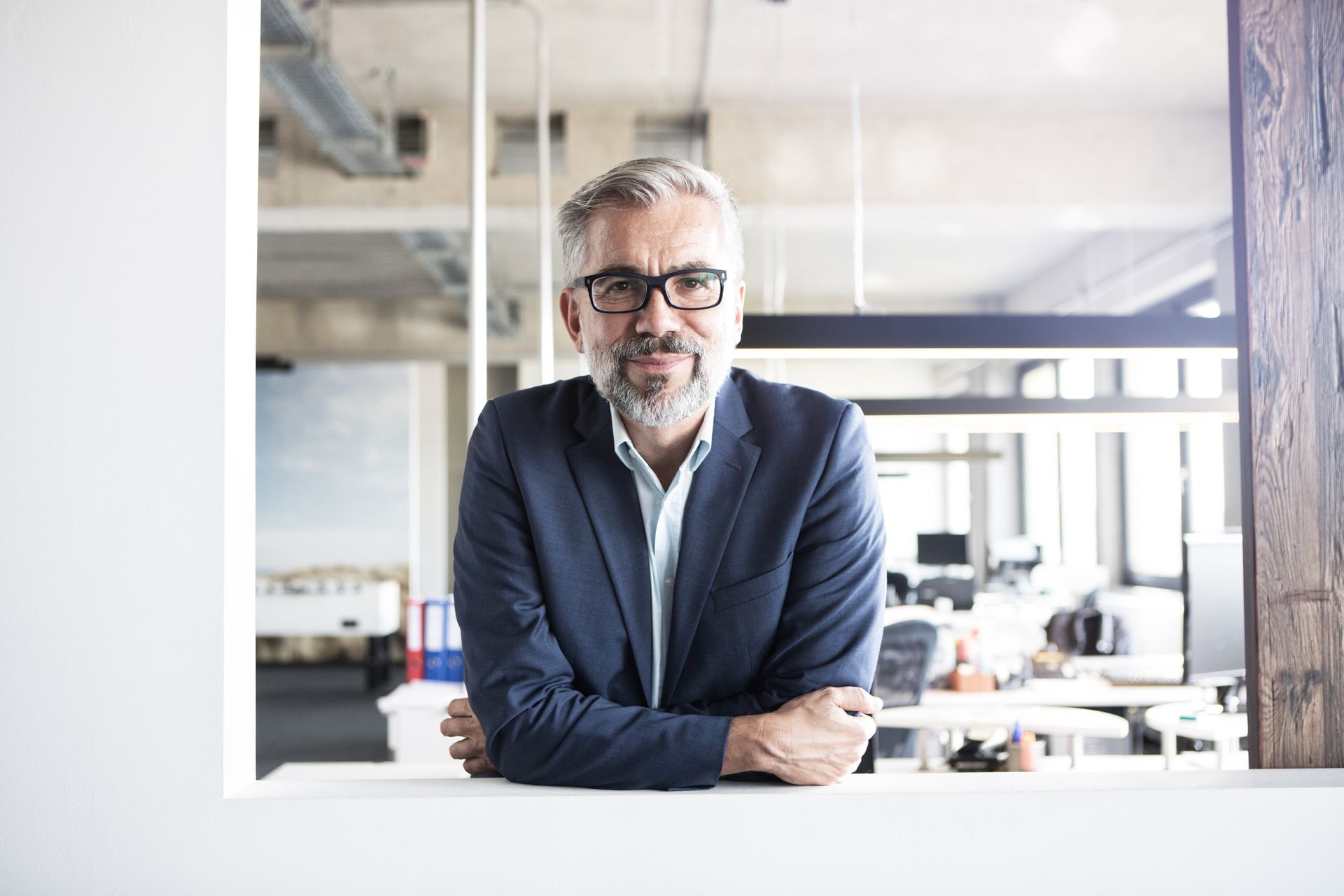 Kometenter und sympathischer Mann im Büro.