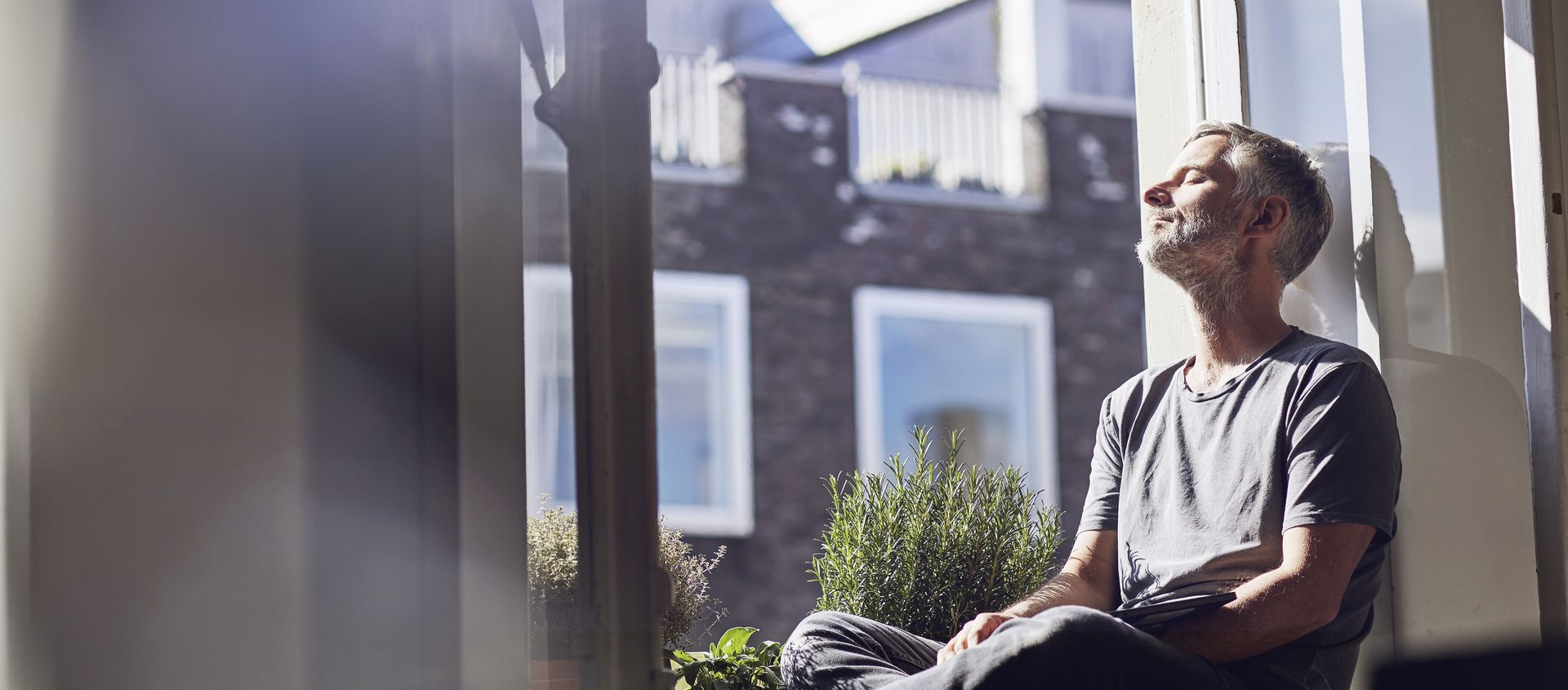 Man sitzt sorglos am Fesnter.